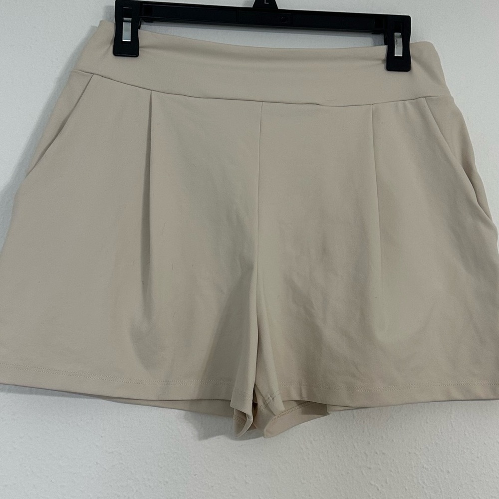 NWT Susana Monaco Pleated Short, Blanched Almond With Pockets in Size M - Picture 4 of 14